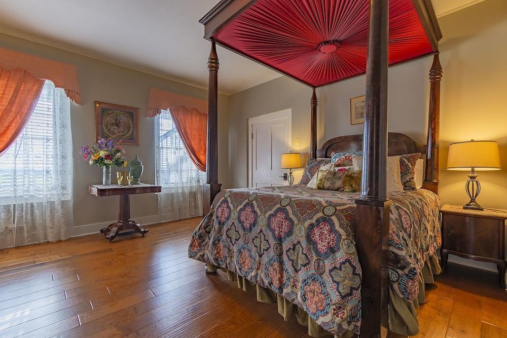 Weymouth Hall 나체스 외부 사진